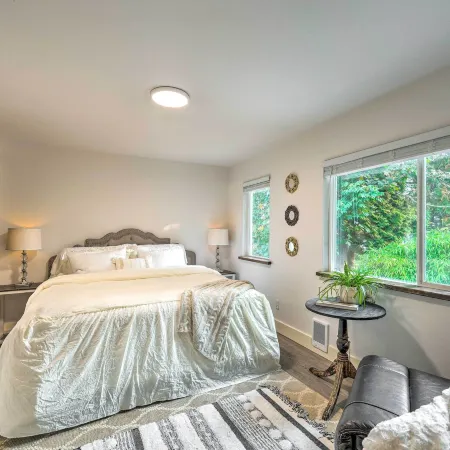 Farmhouse w/ Private Hot Tub < 1 Mile to Birch Bay
