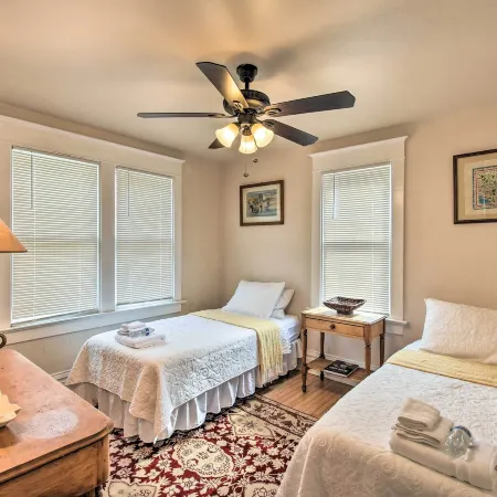 Walkable Lake Elkhart Apt Dine, Shop, Swim!