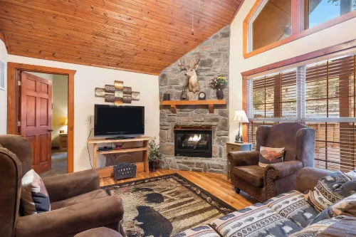 Creekside - 2 Bdr Resort Cabin in Epic Location!