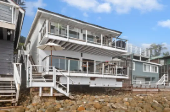 Ocean Views and Cozy Comfort - Chic Beachfront Escape