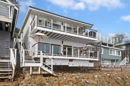 Ocean Views and Cozy Comfort - Chic Beachfront Escape