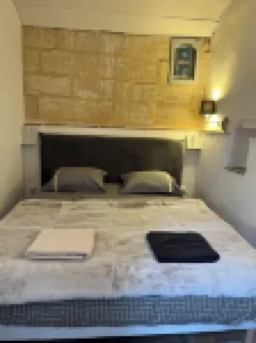 Bright, quiet Mazet in historic center