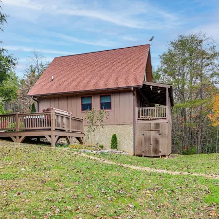 Cozy Couples Getaway w/ Hot Tub: 'Fox Ridge Cabin'