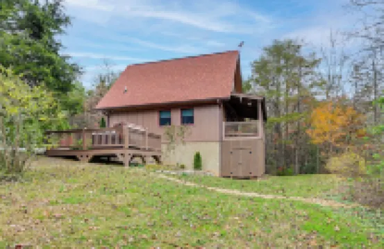 Cozy Couples Getaway w/ Hot Tub: 'Fox Ridge Cabin'