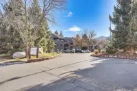 Cozy Avon Condo w/ Grill: Walk to Ski Shuttle - balcony