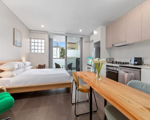 Bright Studio with Balcony near Coogee Beach Hotels in Coogee