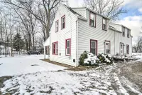 Eastlake Home w/ Patio < 1 Mi to Lake Erie! - Homestays
