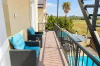 Sea View Oasis, Beach, Pool, Gym - Pools