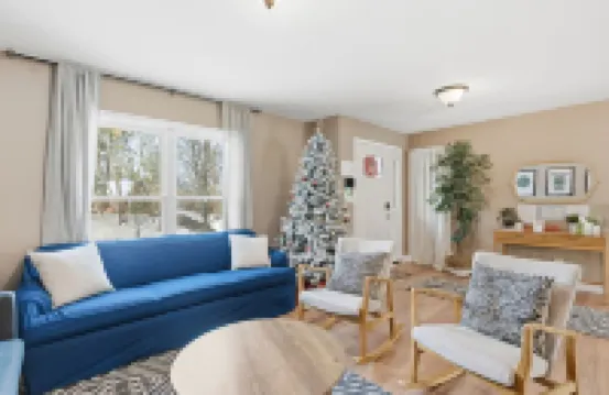 Poconos Oasis with hot tub, Game RM, & Fire pit. 8 min from Bushkill & Shawnee