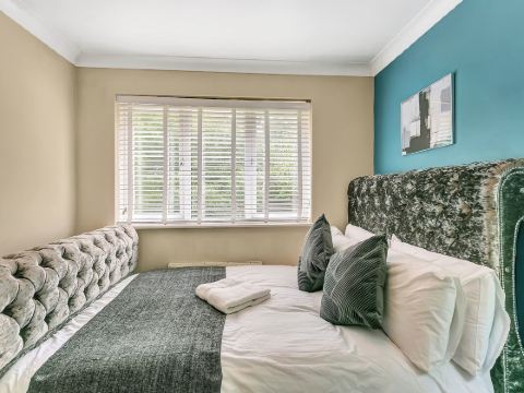 5 Bedroom Contractor Relocation Stay with Fast Wifi Weekly & Monthly Surrey