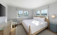 Bay Shores Peninsula Hotel