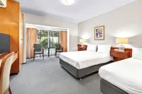 Clifton Motel & Grittleton Lodge - balcony
