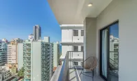 Your Exclusive Stay Just Steps From the sea in Meia Praia - FFS II