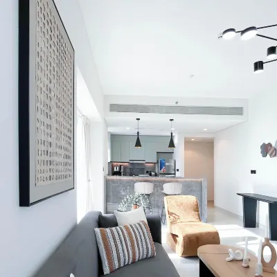 Modern 2BR Haven in Golf Gate Pool & Gym Access Отели рядом с достопримечательностью «Арабиан Ранчес»