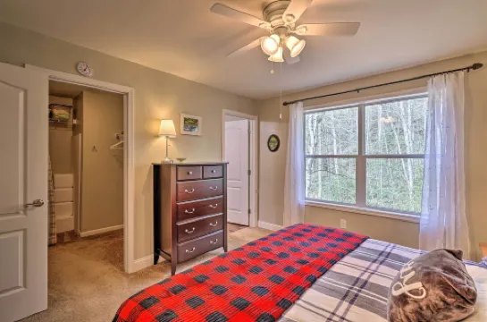 'เกรย์สโตน' เคบินริมลำธาร: เดินป่า, ตกปลา และสำรวจ!