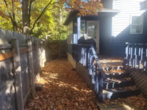 Charming Cottage with Hot Tub and Cozy Outdoor Space - Delightful Getaway