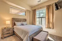 Wooded Patio Oasis! Group Getaway in Flagstaff - شرفة