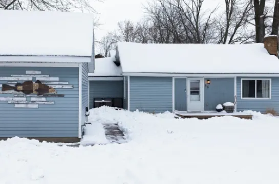 Charming 2-bedroom home near Mona Lake. Pet Friendly!