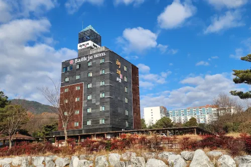 Baekje Hotel - parking