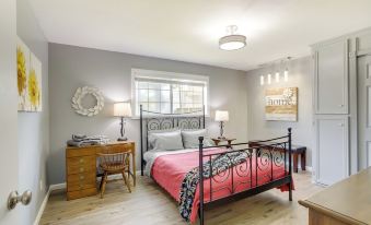 Cozy Shenandoah Home < 2 Mi to the Woodlands Mall!