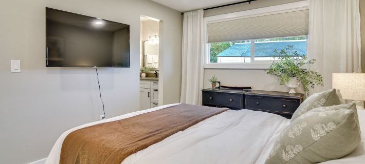 Peace & Serenity in Gresham! Sleek Home w/ Yard Hotels in Multnomah County