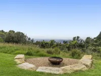 Scenic House With Private Yard & BBQ Area Hotels in Springbrook
