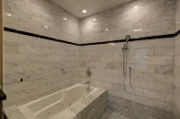 Glenmore Plaza Hotel - 3-Star