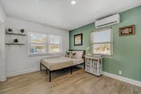 2526 Modern Studio in Historic Area