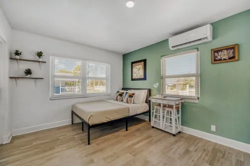 2526 Modern Studio in Historic Area