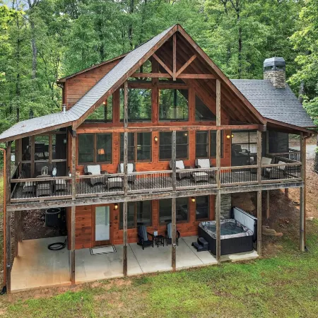 Luxury Mineral Bluff Cabin with Deck and Hot Tub!