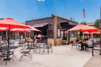 Downtown condo short walk to lake, patio and awesome common area