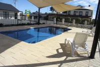 Red Earth Motel - Pools