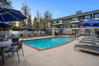 La Quinta Inn & Suites by Wyndham Oakland - Hayward - Pools