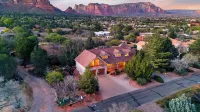 Timber & Rock Retreat by Avantstay Hot Tub + Outdoor Dining + Firepit Near Bell Rock Trails - 3-Star