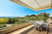 Garden& Rooftop Beachfront Apartment