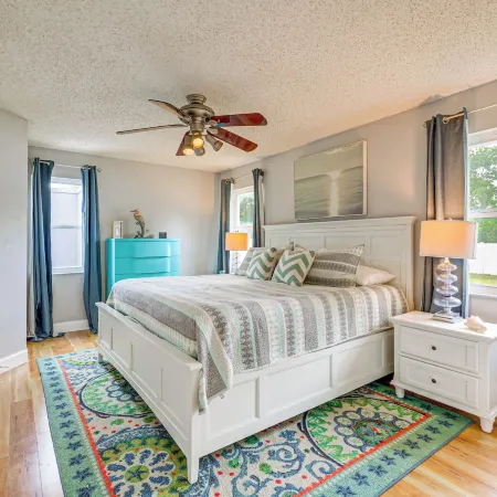 Coastal Group Getaway Near Three Sisters Springs