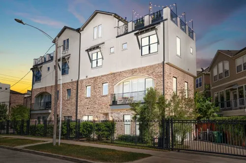 Luxury Downtown Home w Rooftop Deck in the Skyline - Bungalows