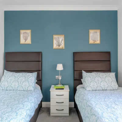Apple House Wembley Twin Room Shared Bathroom โรงแรมใกล้สถานีเอดจ์แวร์