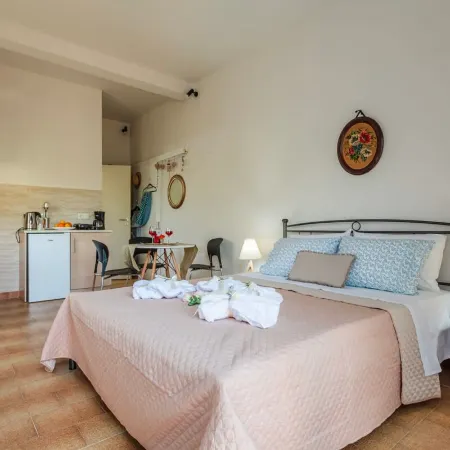 Summer Rose Garden Getaway - A step to the Beach