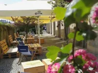Zakrzowek Residence Hotels near Debniki