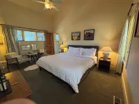View stunning sunsets and enjoy cozy comfort steps from the heart of Sisters. - 4-Star