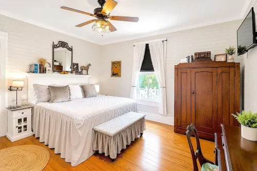 Romantic Historic Farmhouse - Pond - Porch - Fenced - 8 Miles to Brenham - Homestays