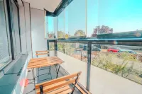 Free Parking 2BR Sleeps 5 Close to JR Hospital - balcony