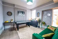 3BR 2Bath Home with Hot Tub, Games Room By Stadium with Fast WiFi & Free Parking - Jacuzzi