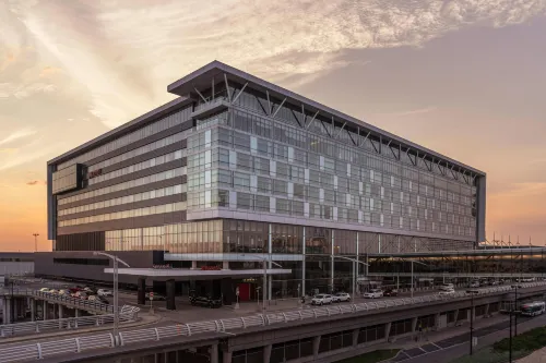 Montreal Airport Marriott in-Terminal Hotel - Pool