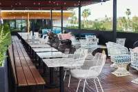 Rise Uptown Hotel - Parvekkeita