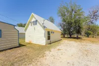 Walk to Main Street! Cozy Stockdale Cabin - 2-Star