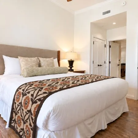 Luxury Beachfront Ground-Floor Retreat, Private Lanai, 1 Min to Pool & Beach!