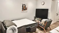 Brighton Escape, Spacious 2BR Walk-out Suite - بيت ضيافة