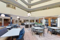 Embassy Suites by Hilton Tampa USF Near Busch Gardens - Barer